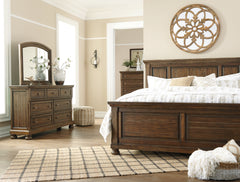 Flynnter King Panel Bed