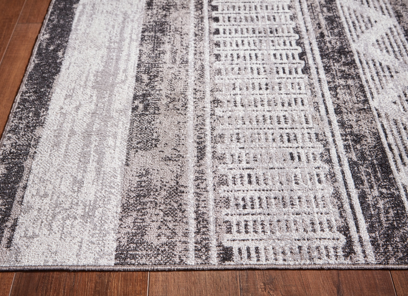 Henchester 5' x 7' Rug - furniture place usa