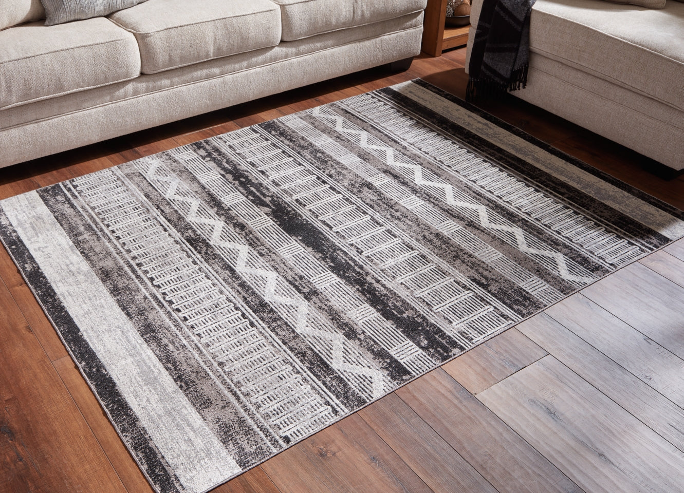 Henchester 5' x 7' Rug - furniture place usa