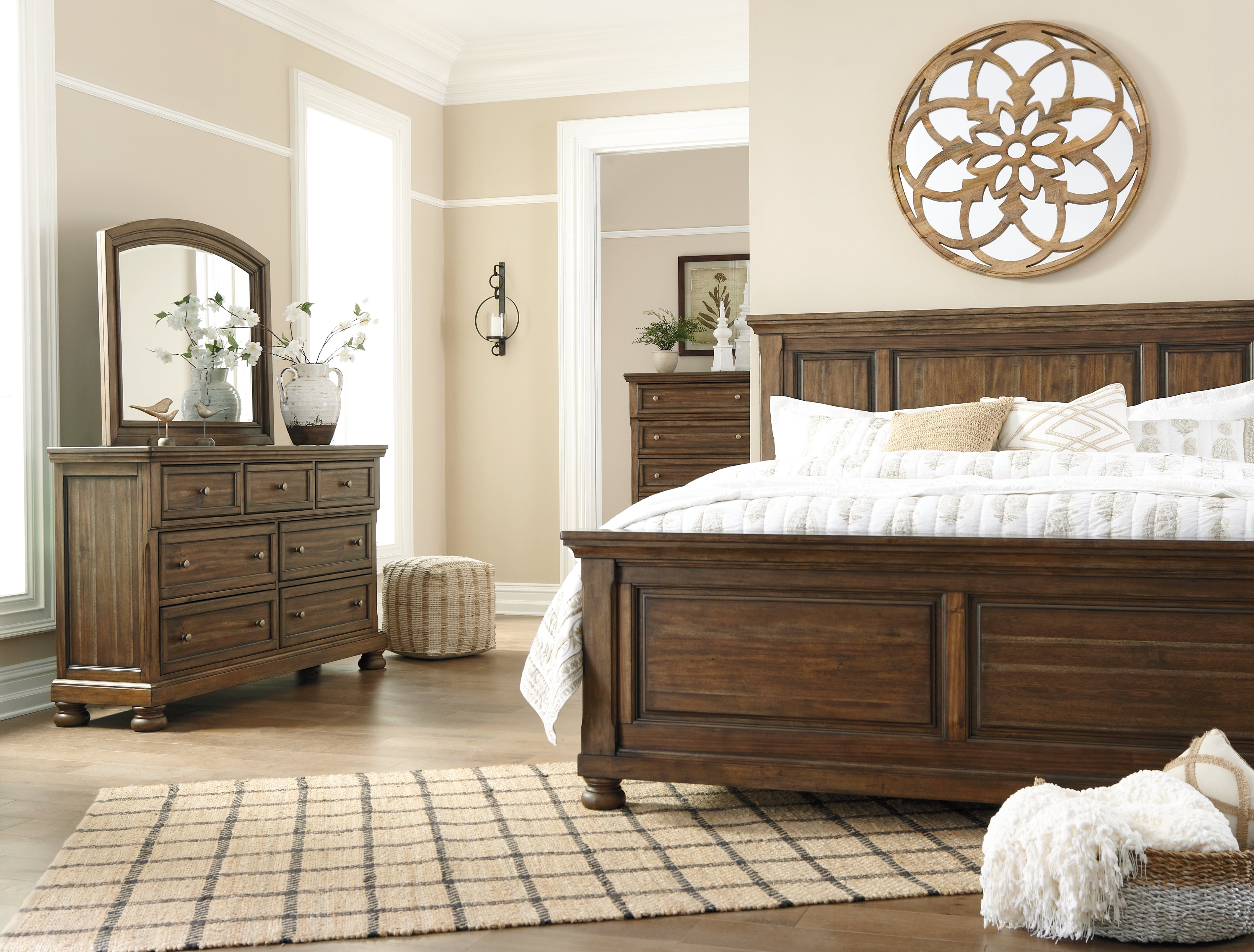 Flynnter King Panel Bed