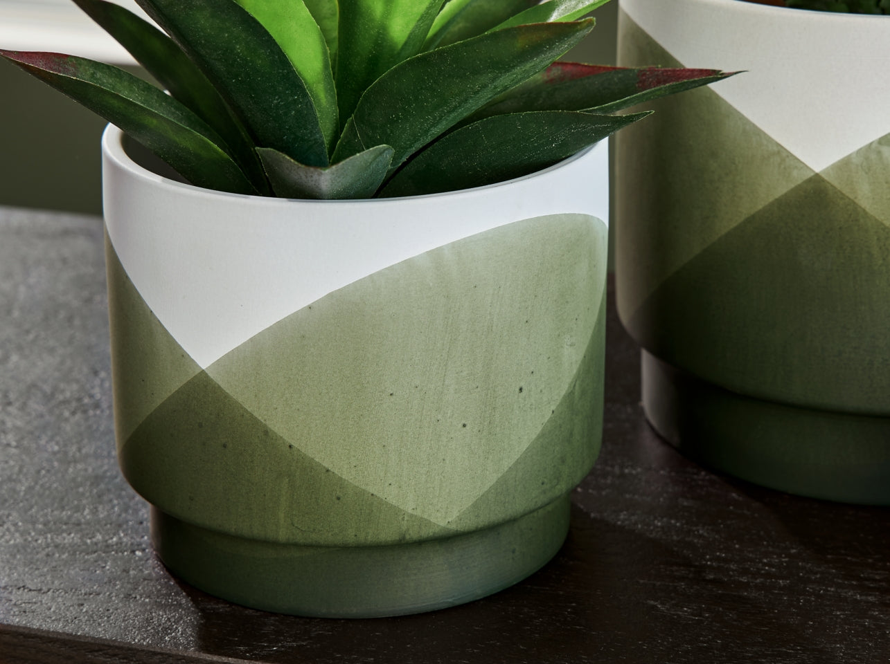 Ardenridge Planter (Set of 2) - furniture place usa