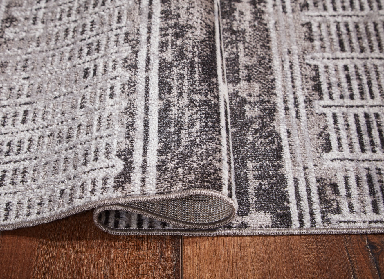 Henchester 5' x 7' Rug - furniture place usa